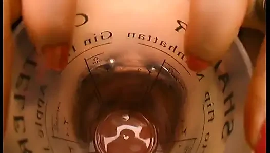 Sarışın olgun sürtük amını yemekle doldurmayı seviyor