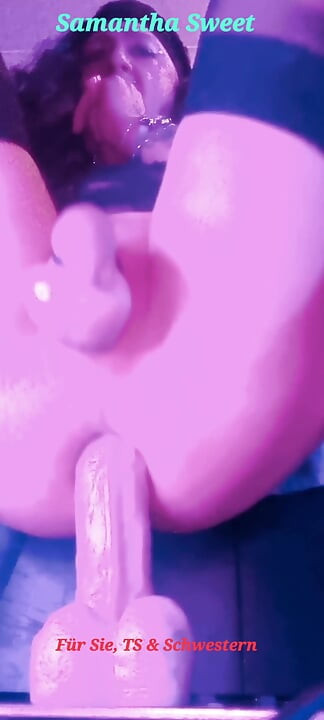 Samantha Sweet com vibrador XXL se fode anal