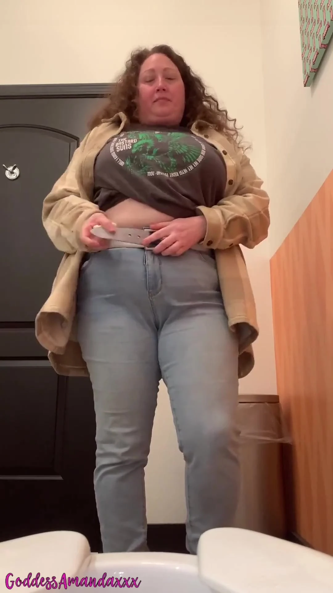 Fat Pussy Peeing in Public Toilets