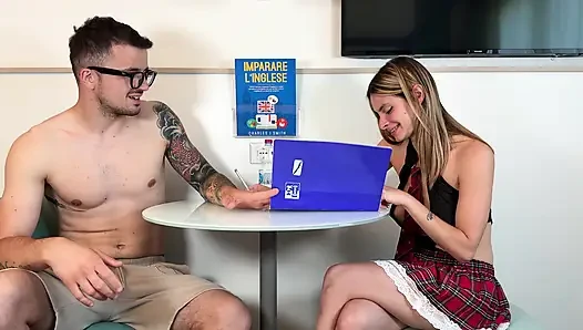 Ders çalışmalı, adam sikişmek istiyor. İtalyan pornosu