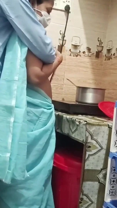 لحظة مذهلة من "زوجة الأب تنتظر أن تنيك ابن زوجها ، مع حديث غريب."