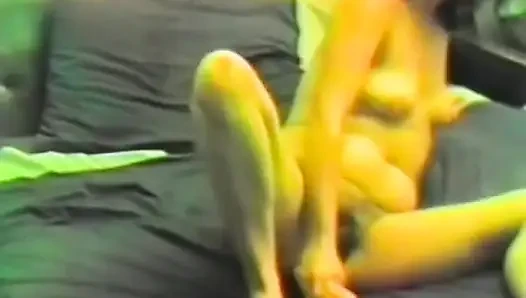 Azgın bir esmer iki dildoyla mastürbasyon yapıyor