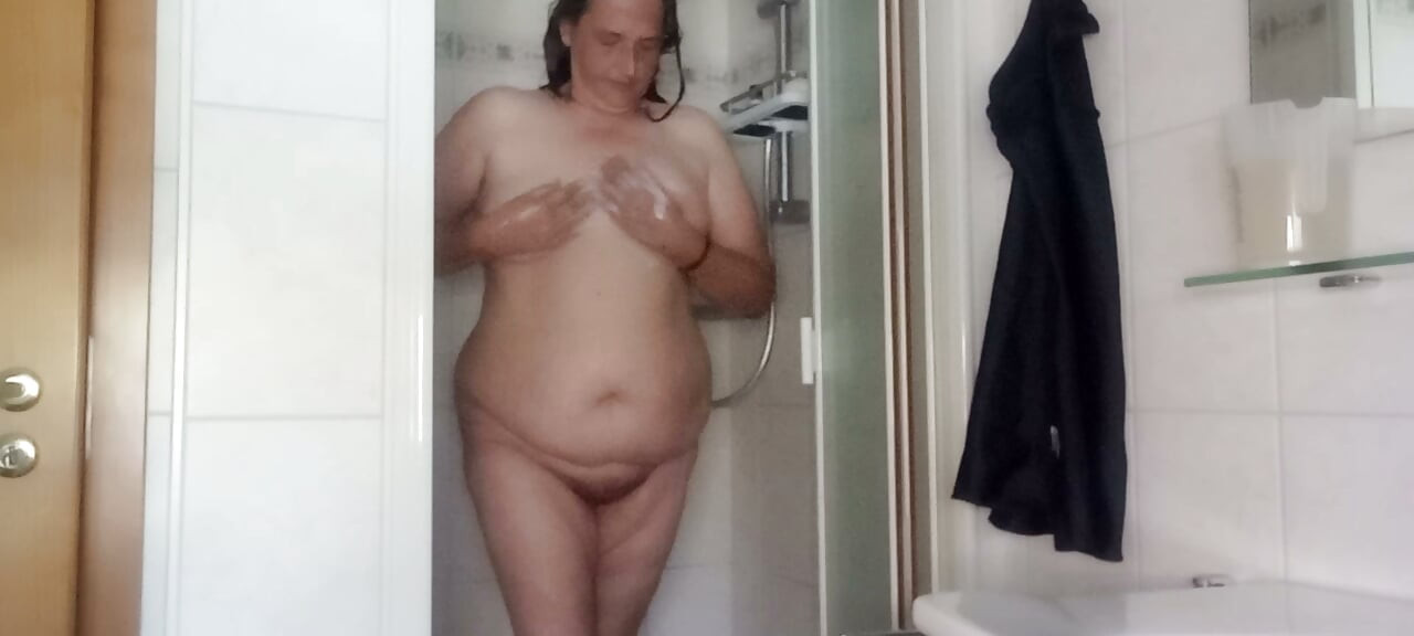 成熟BBW淋浴 自然曲線與大肚皮 第一部