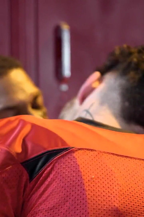 Heteroflexibil - fundas furios Adrian Hart îl pune pe nou-venitul Joseph Castlian în loc în vestiar