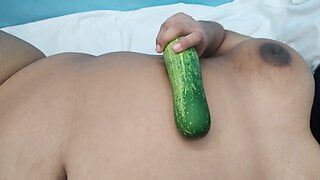 Grote schattige tieners hebben seks met komkommers
