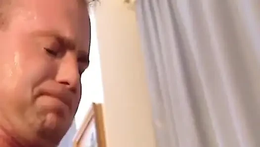 Avrupalı genç kız iki alıyor