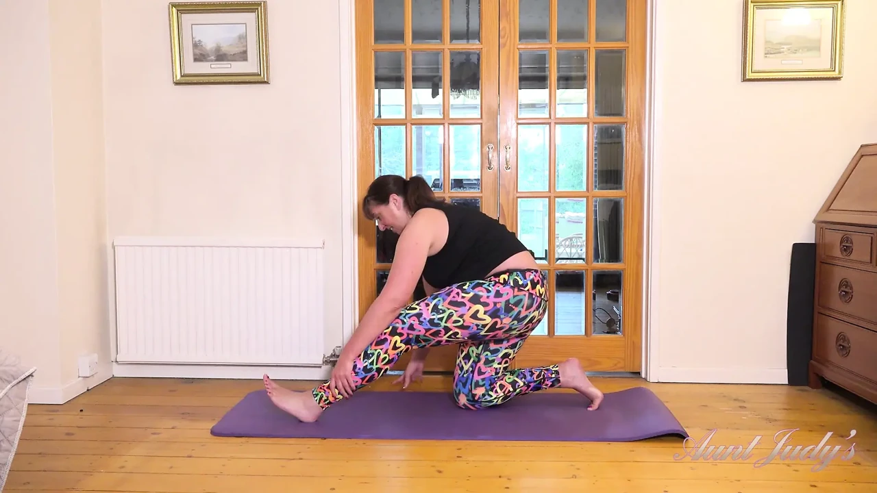 Auntjudys - Workout Time with Chubby MILF Ruby Cattrall