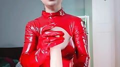 JOI: roter latex-catsuit, rote Latexhandschuhe