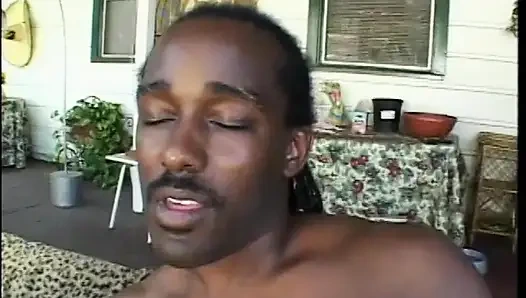 Шаловливая блондинка милашка Rebecca Starr наслаждается тем, что ее сбрасывают с черным якорем в ее задницу