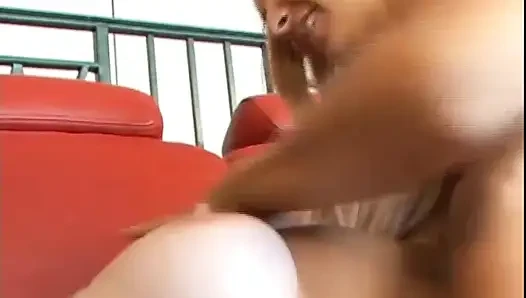 Dua lesbian hot rambut pirang lagi asik jilat dan masturbasi memek berbulu mereka