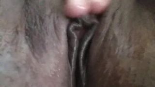 Je joue avec ma grosse chatte creampie