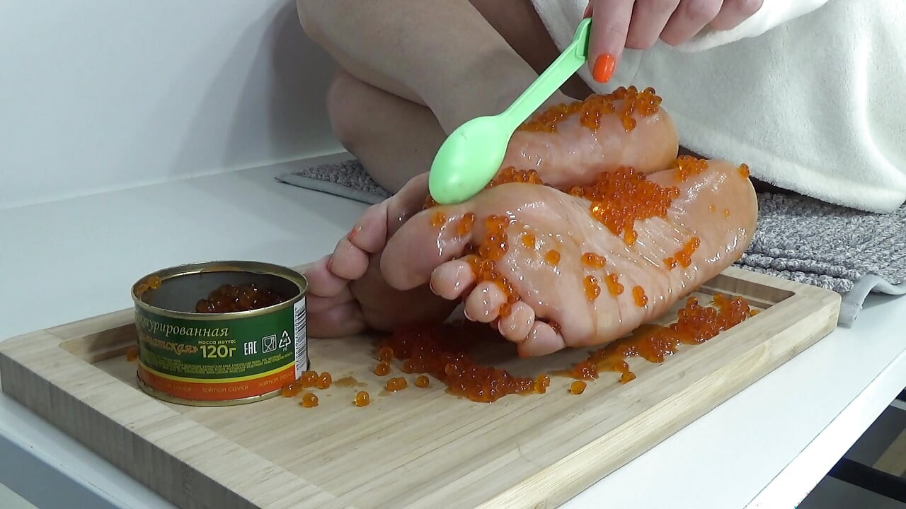 רגליים מקומטות של מילף עם קוויאר אדום