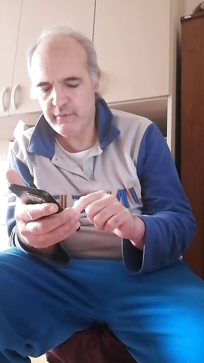 Main apne sakht lnd ko jhatka deta hoon aur apni ungliyan apni khuli gand men dal deta hoon