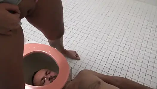 Описали и подоили в туалете!