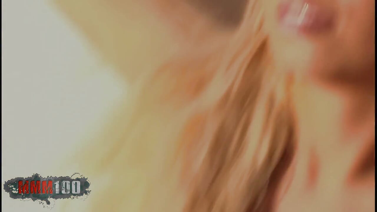 Kelly: Pornostar blond Kelly gör en het striptease