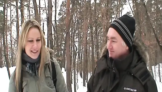 Красивая молодая блондинка трахает своего дедушку в снегу