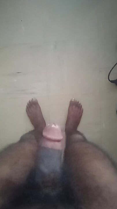 ジムは自分のチンコを弄り、大量の精液を爆発させるつもりだ