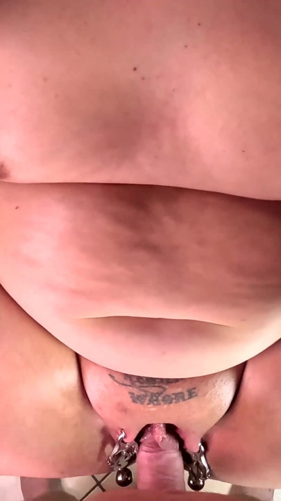 Il baise une grosse pute avec des poids de chatte et éjacule sur une grosse chatte | Clip 3