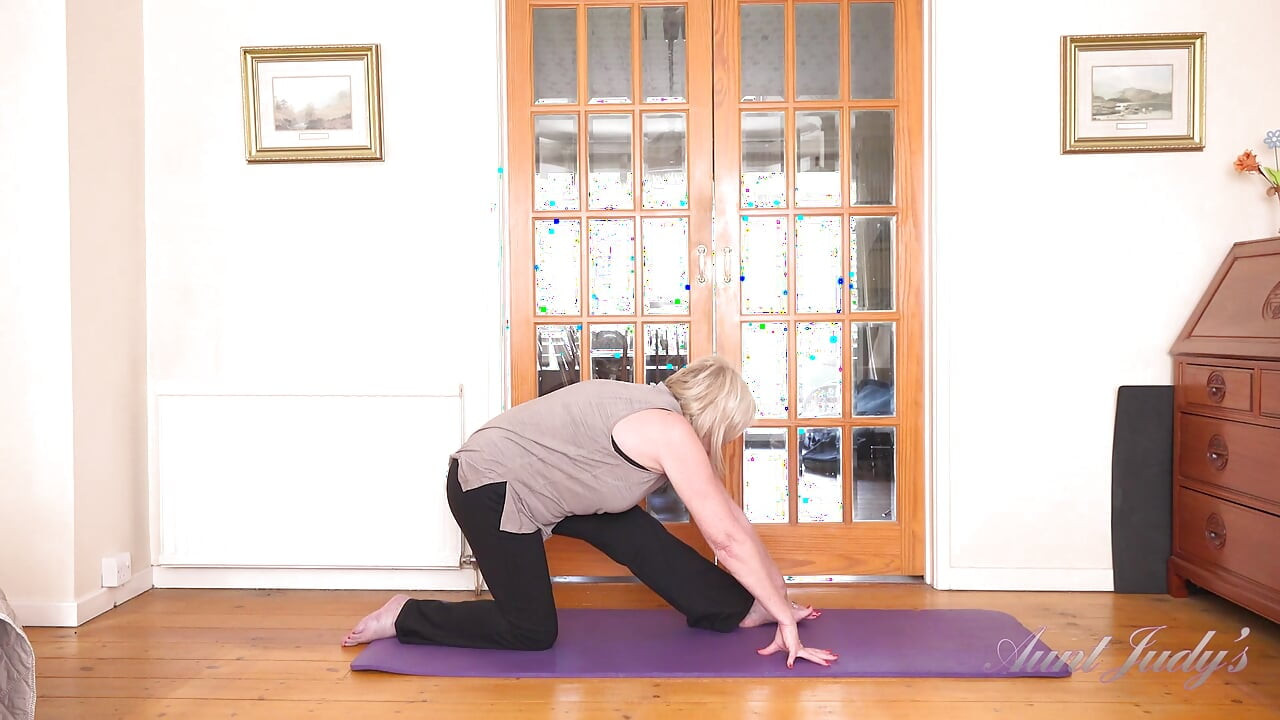 Auntjudys - Peituda madura milf Sra. Amy - treino de yoga safado