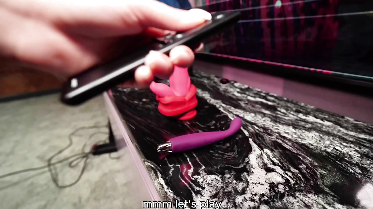 엉덩이에 하드 자지 2로 보지를 고정시키는 Lonely HouseMILF