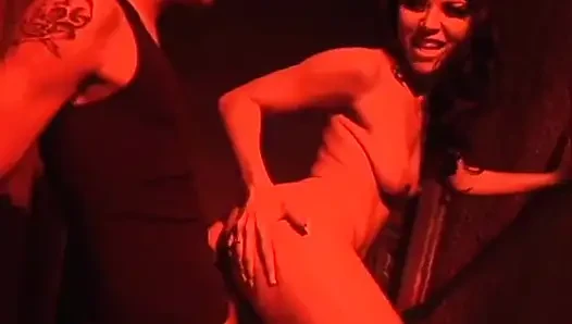 Интенсивный сексуальный тройничок с Leilani Lee