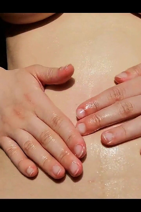 Ombligo provoca con aceite y vibrador