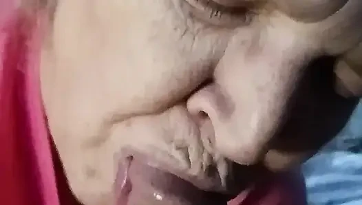 Tonton cewek semok ini lagi asik nyepong kontol temannya!