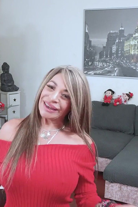 Astoundingly Dirty Vanesa Colombiana Films Herself Banging Her Young Neigbhour at Home!