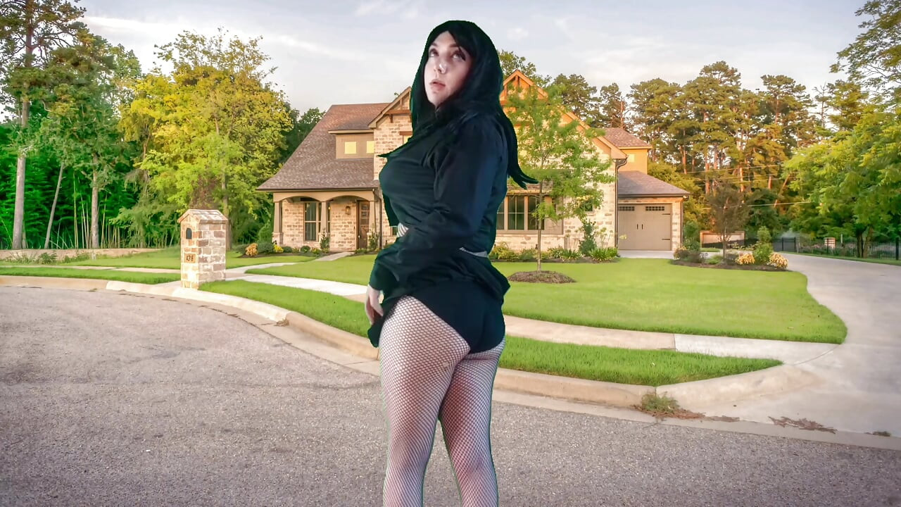 555 Căluș femboy în aer liber destul de gotic în fața Sweet Home