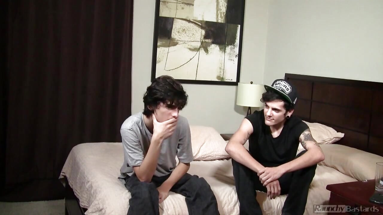 Nastoletni chłopiec cipka podskoczył i podłączał