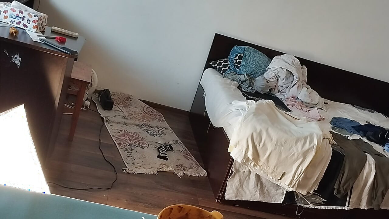 Sexig fru som gör hushållsarbete naken. Sperma på fruns stora rumpa. Varmt förspel med ett par, massage med oljor