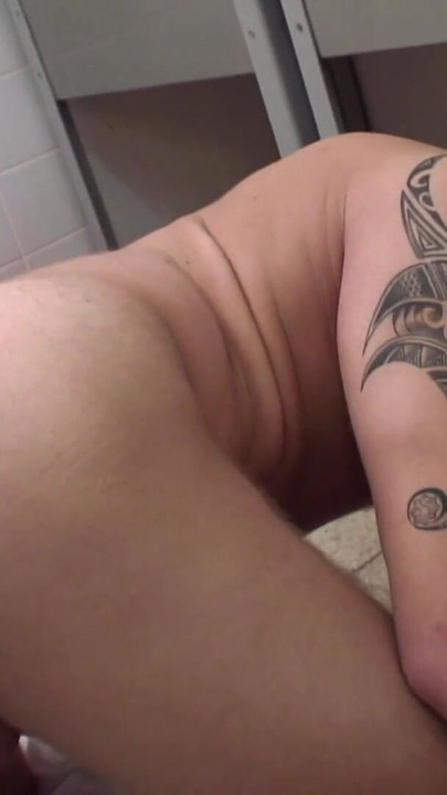 Iconic moment from "Junge Brunette 22 jahre fickt Ihren freund auf der arbeit mit dem Umschnalldildo"