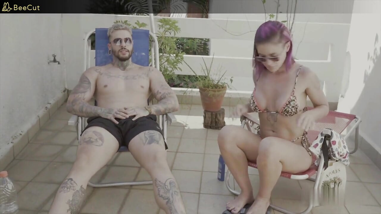 Ele veio para colocar protetor solar no meu corpo e eu não pude resistir, eu fiz sexo com ele ali mesmo no clube