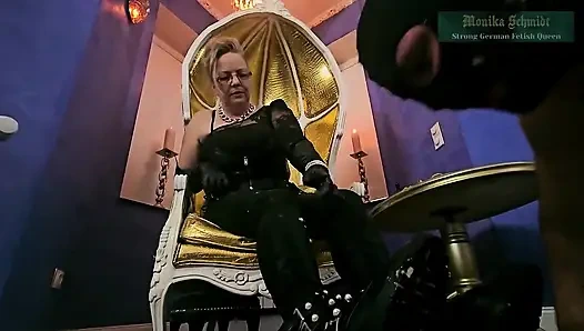 Misress Monika Smith ezici tükürük besliyor leathergloves'te sözlü aşağılama