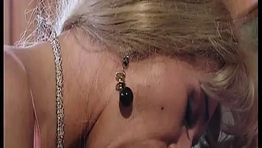 Немецкая блондинка-красотка домохозяйка принимает анал и хуище