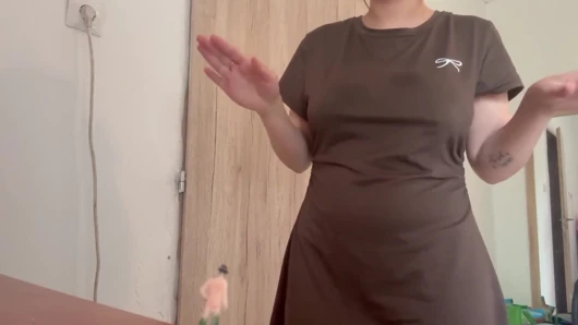 Dev götlü üvey kız kardeş büyük götünü ovarak minik üvey kız kardeşini aşağılıyor, sonra kokmuş kokuyu koklamak için koltuk altlarına dokunmak için