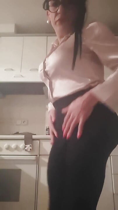 Crodreisser Excited with Satin Blouse Solit