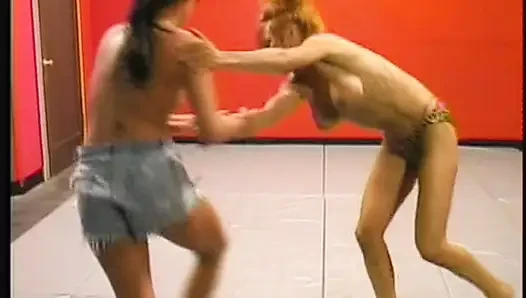 Azgın orta yaşlı seksi kadınlar vahşice birbirleriyle güreşiyor ve dildo yapıyor