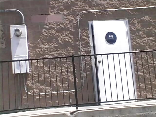 อีตัวผมบลอนด์กินน้ําเงี่ยนหลังจากเย็ดอมควยผ่านรูบนกําปวยสุดฮอต