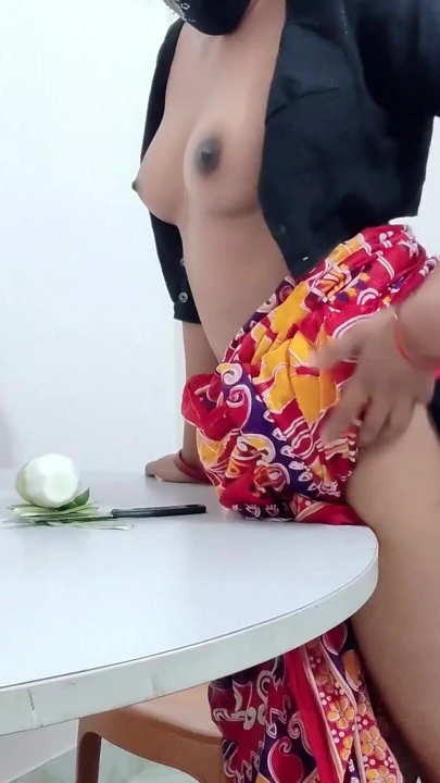 和我饥渴的继母在桌子底下做爱 | 短片 1