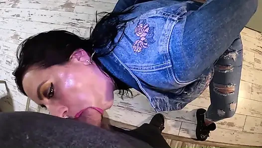 Хардкорные соблазнение и двойная сперма на мои порванные джинсы и открытая джинсовая куртка