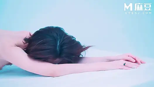 ModelMedia Asia - Having wild sex while wearing protective gear during the pandemic