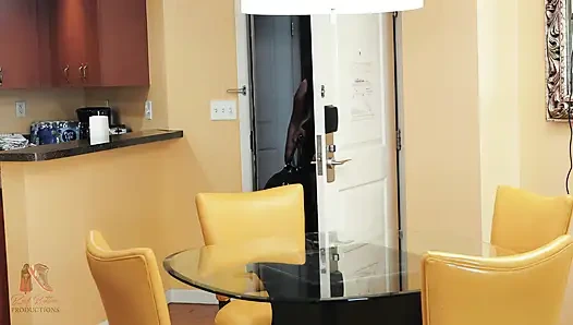 Tante seksi latina menguras sleingan cowok berotot ini