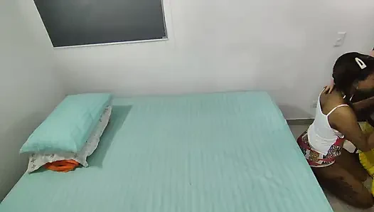 Колумбийка Morocha принимает молоко соседки в Перейре