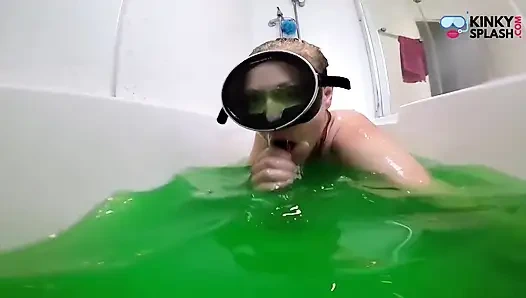 Nyepong kontol pakai masker slime green yang berantakan