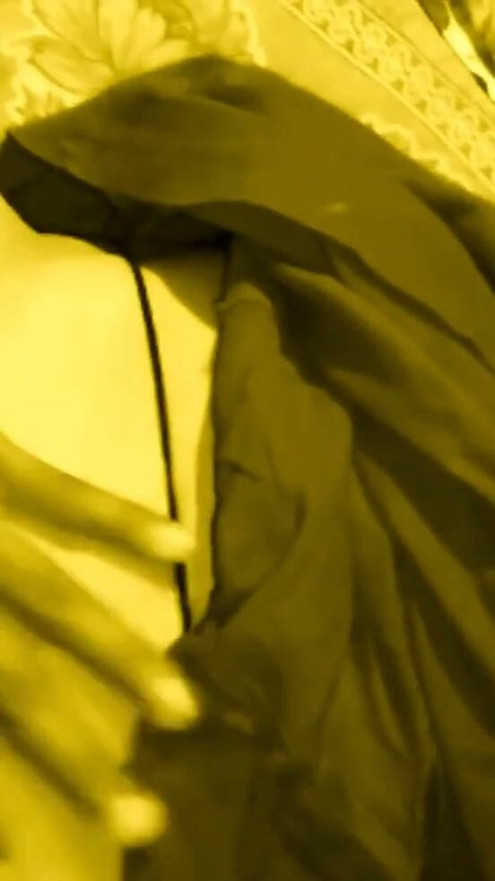 Aku pergi ke kamar tidur bhabi ketika dia sendirian di kamarnya. | Klip 1