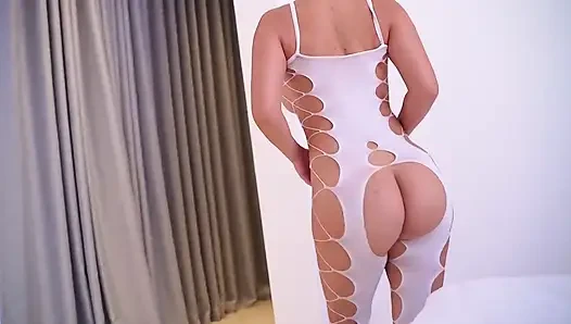 Memek sempit cewek kurus dengan tubuh mungil ini dientot habis-habisan sampai dia mengerang keenakan