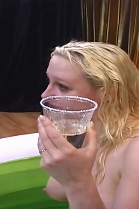 Piss-orgie mit blondine mit sperma &piss-schlampe dany sun