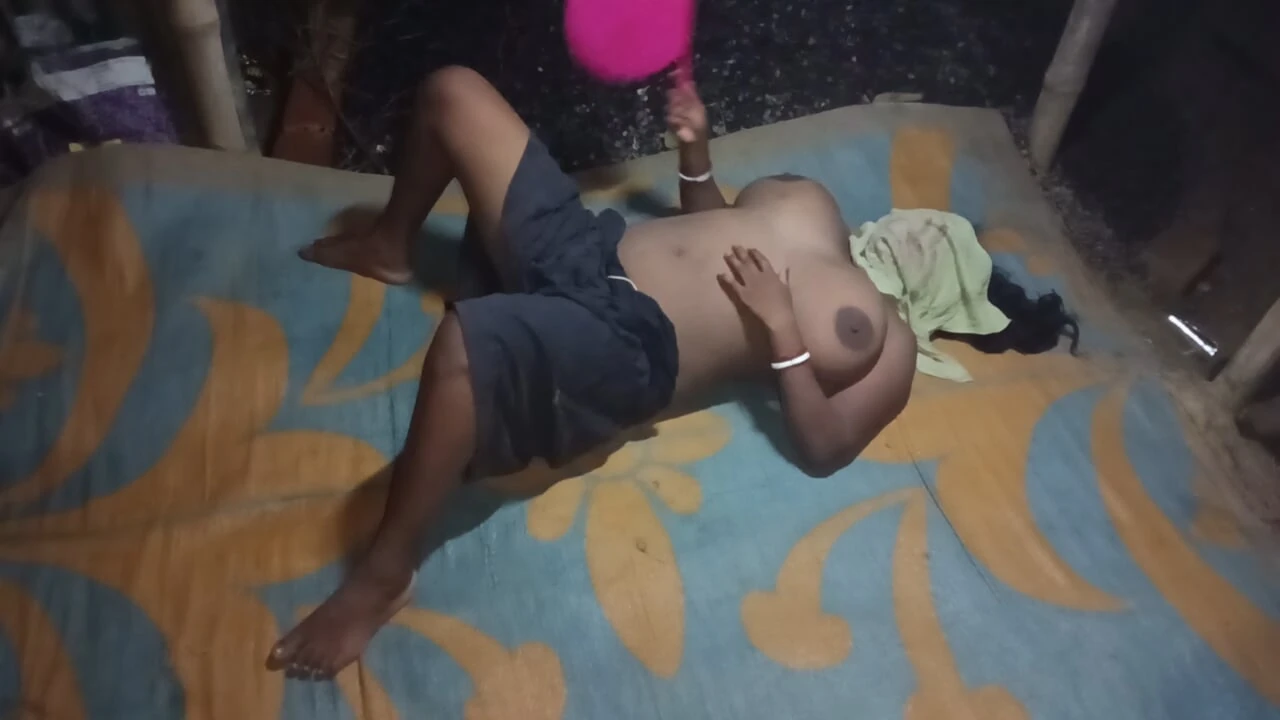 Bhabhi ko bahut garmi lagi thi phir bhi chudaee karne diya