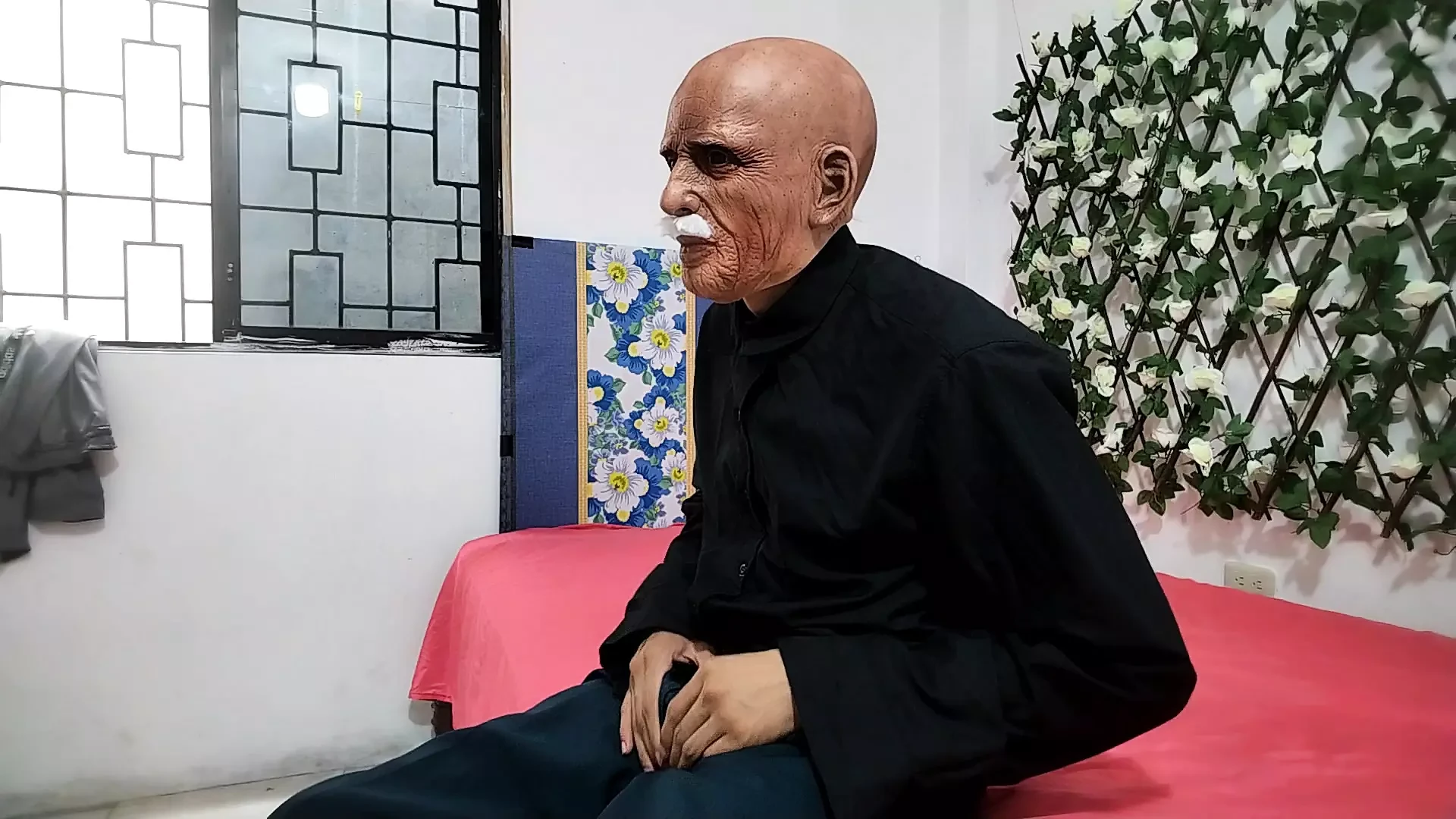 Kakek dengan kontol besar masturbasi